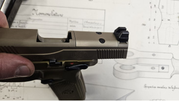 pistolet FN FNX-45 tactical avec accessoires