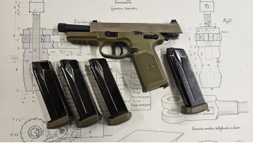 pistolet FN FNX-45 tactical avec accessoires