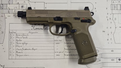 pistolet FN FNX-45 tactical avec accessoires
