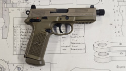 pistolet FN FNX-45 tactical avec accessoires