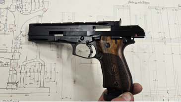 pistolet beretta 87 target wood grip 22 LR